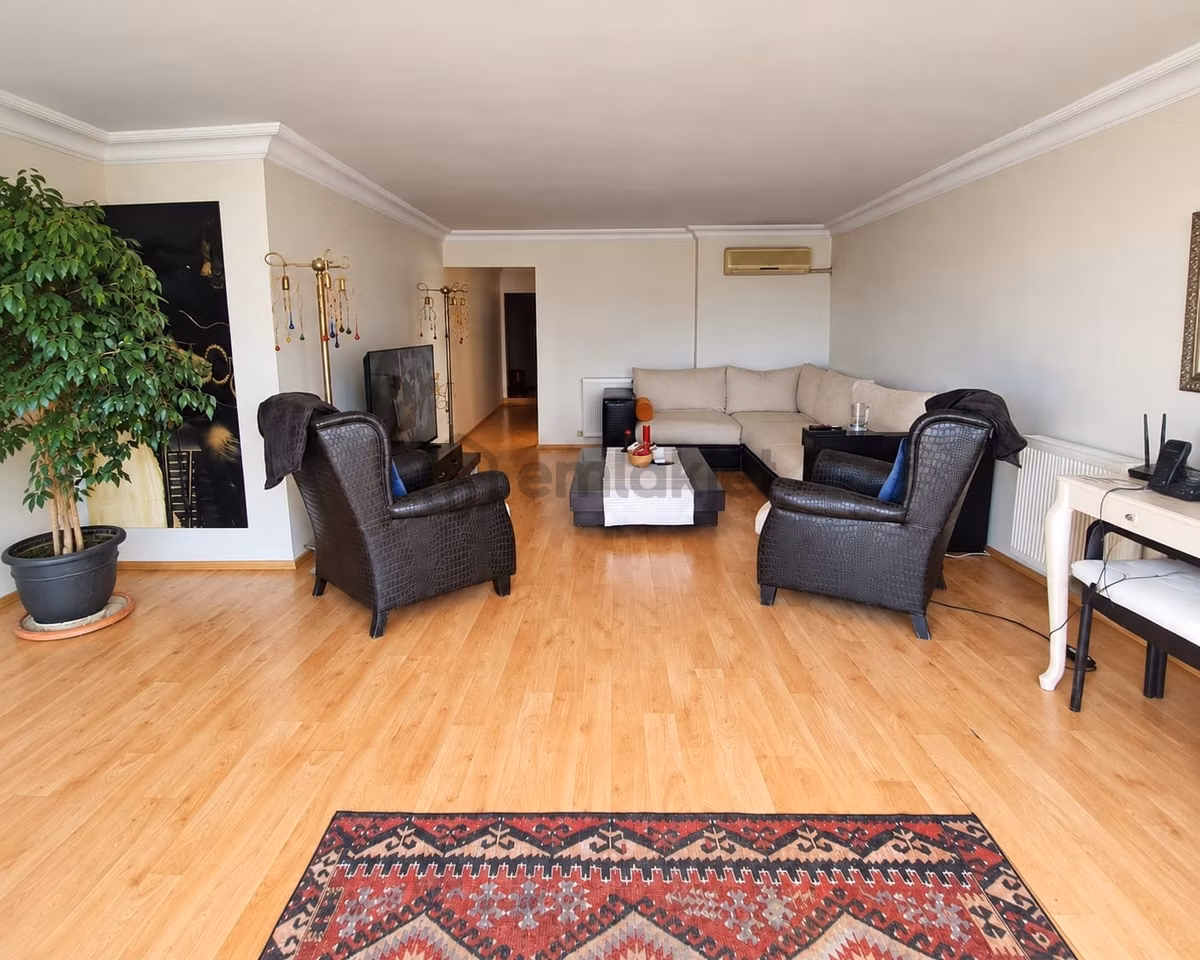 Küçükçekmece'de Panoramik Göl Manzaralı Bakımlı Dubleks - 9