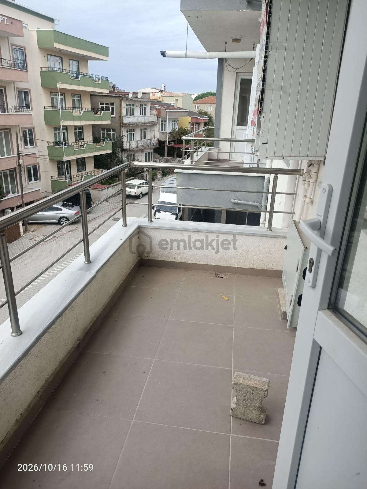 Ezine Camikebir'de Kiralık Balkonlu 1+1 Daire - 4