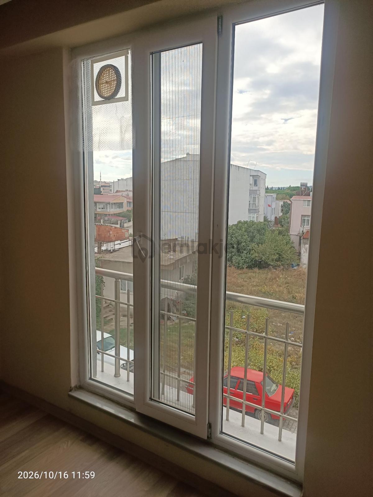 Ezine Camikebir'de Kiralık Balkonlu 1+1 Daire - 8