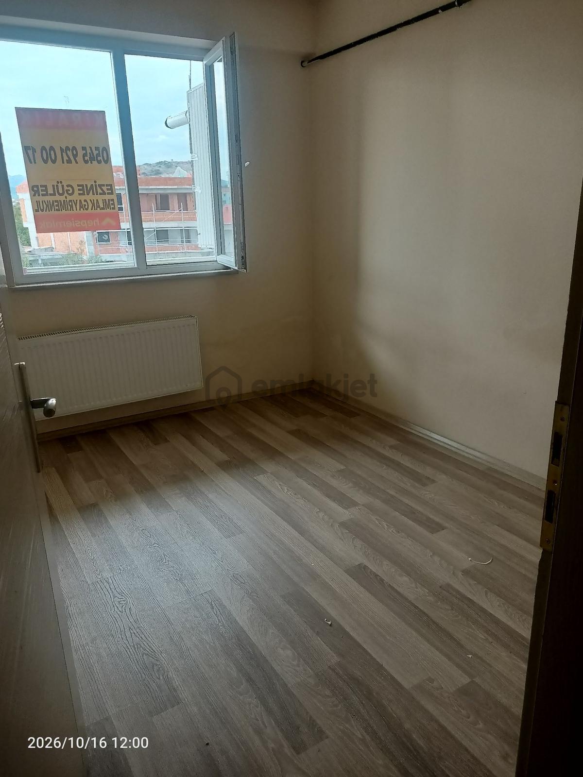 Ezine Camikebir'de Kiralık Balkonlu 1+1 Daire - 3