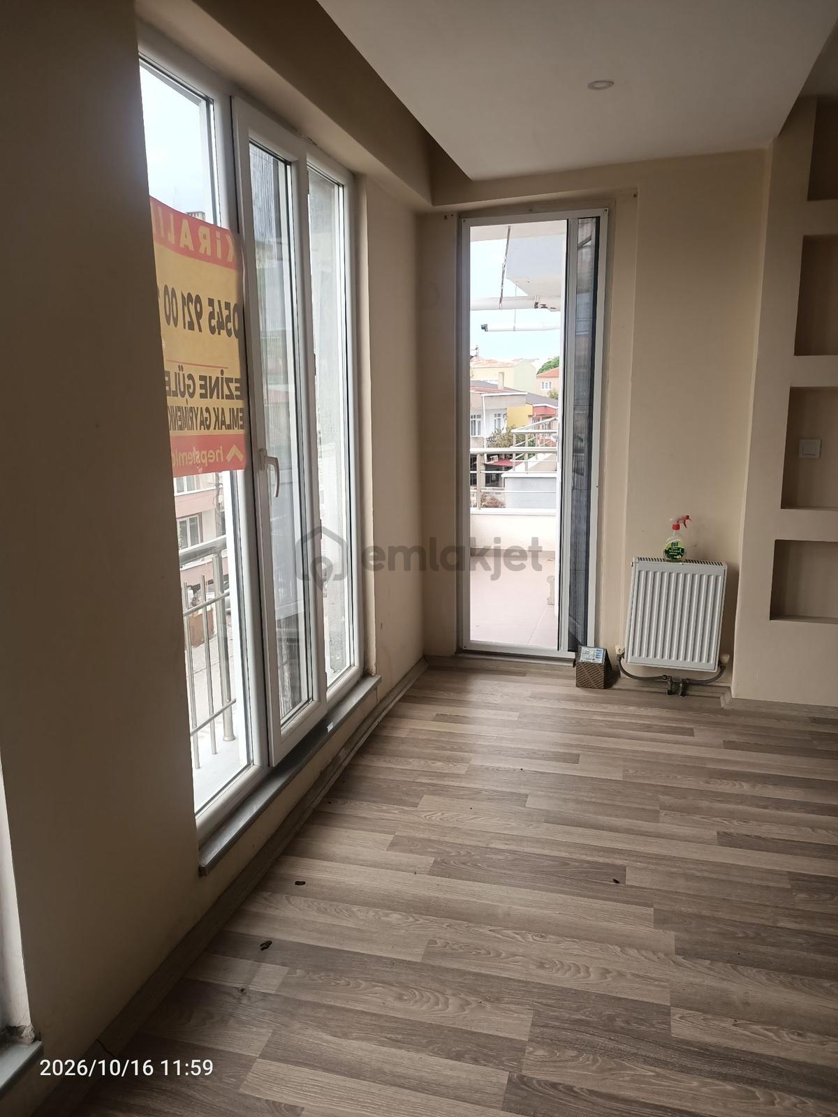 Ezine Camikebir'de Kiralık Balkonlu 1+1 Daire - 7