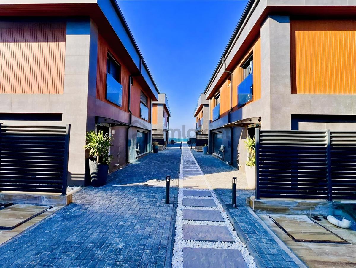 Urla Çamlıçay'da Denize Sıfır Site İçinde Satılık 3+1 Villa