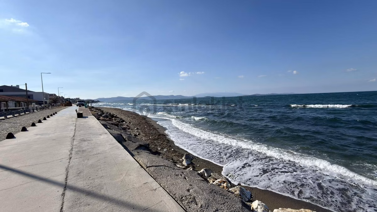 Urla Çamlıçay'da Denize Sıfır Site İçinde Satılık 3+1 Villa - 17
