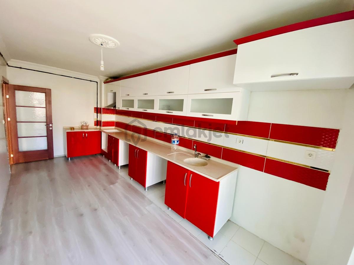 Seğmenler 3+1 Geniş 3.kat İskanlı Yalıtımlı Boş Satılık Daire