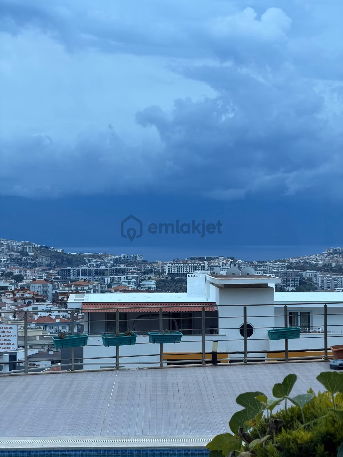 Ege Mahallesi’nde Deniz Manzaralı 3+1 Havuzlu Sitede Satılık Daire