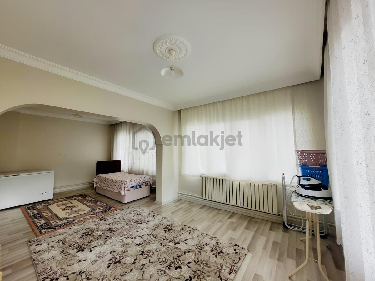 Konevi Mahalle'sinde 3+1 Satılık Arakat Daire