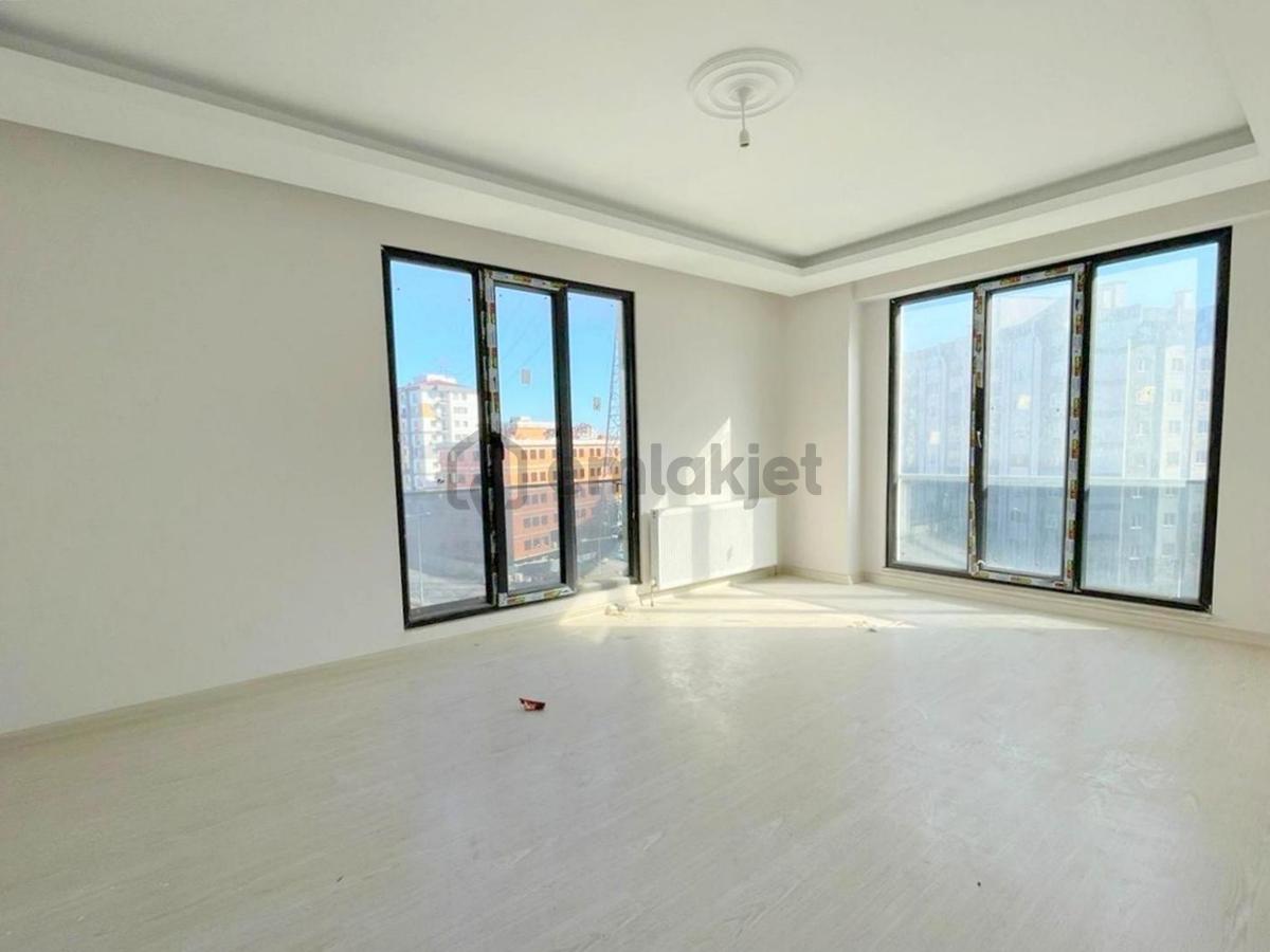 Mertcan'dan Havuzlu Güvenlikli Lüks Sitede Ara Kat 2+1 Daire