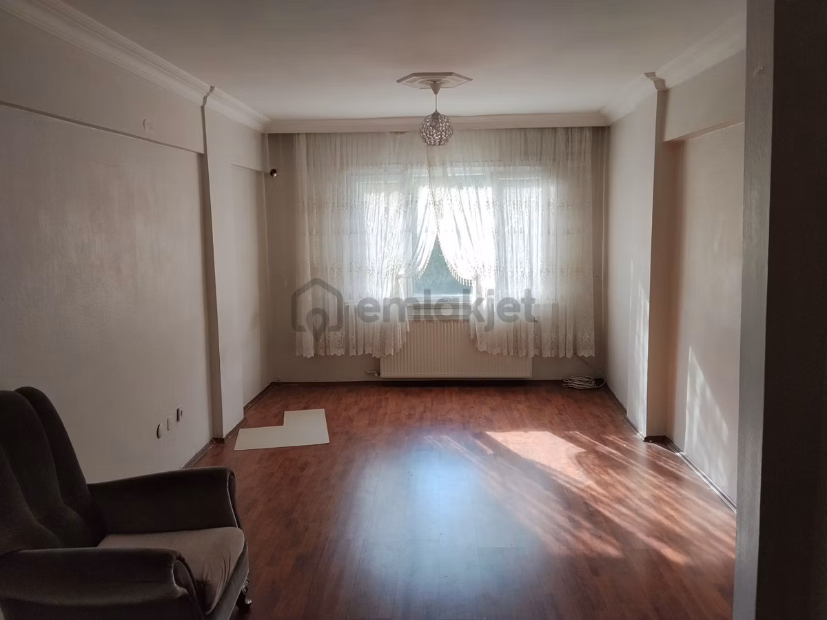 Altunibağ Zade Sk. Üzeri 2+1 Daire 95m2