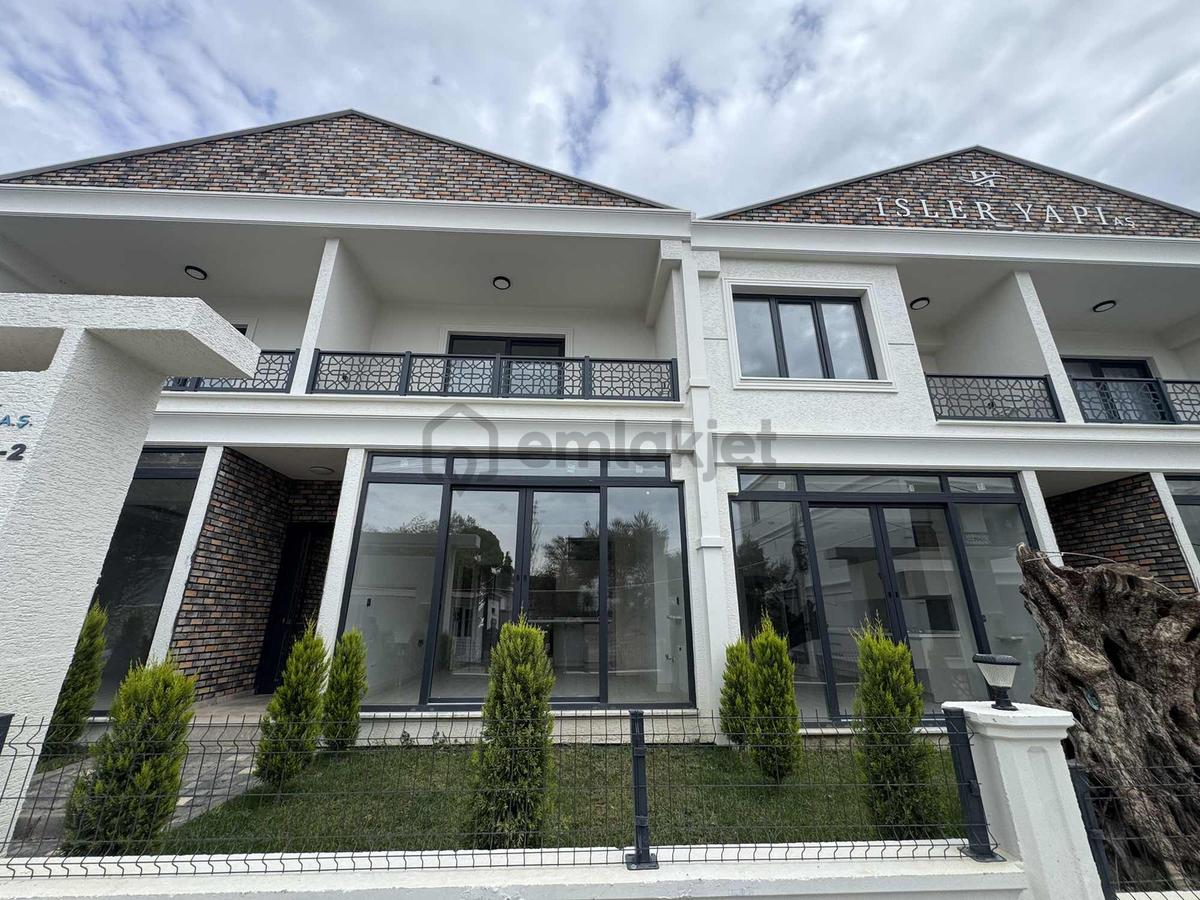 Güçlü Kardeşlerden Güre Köy Merkezinde 1+1 Sıfır Bahçeli Daire