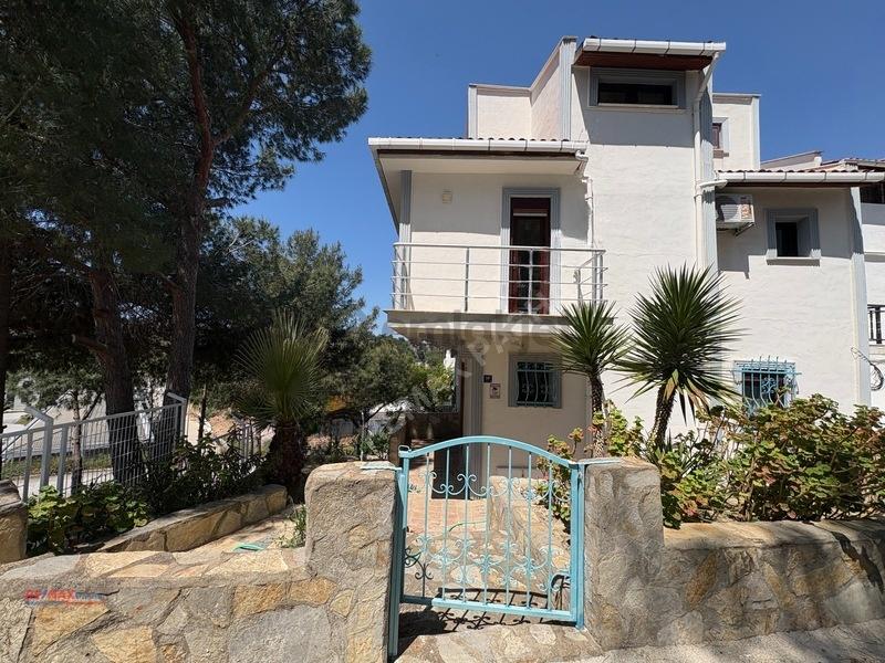 Kuşadası'nda Denize Yürüme Mesafesinde Satılık 4+1 Villa - 3