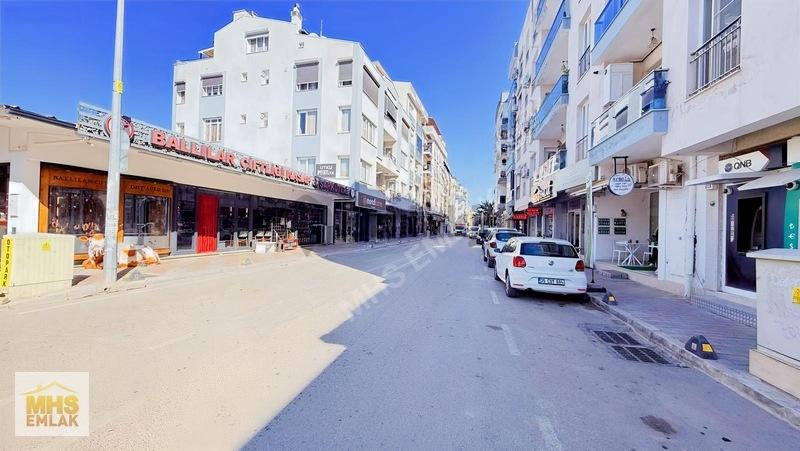 Seferihisar Girişinde 250 M² Mobilya Mağazası Devren Kiralık - 2
