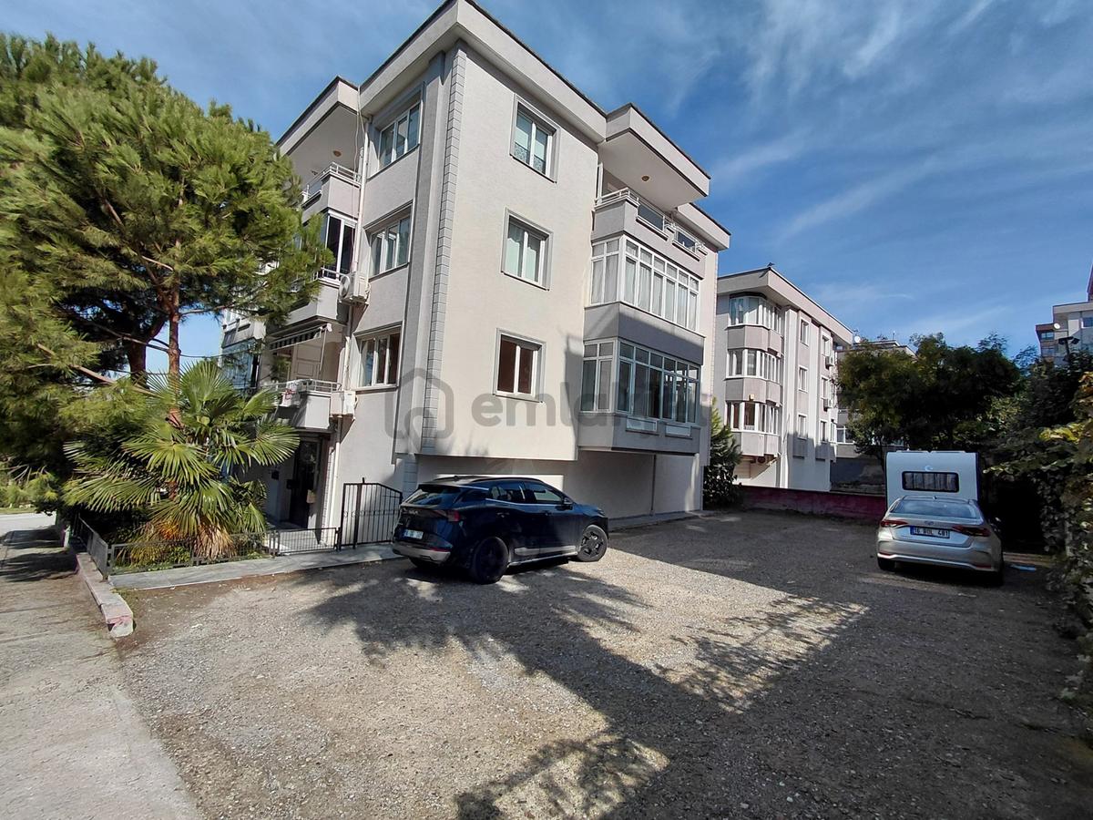 Beşevler 3 Katlı Apartmanda Satılık Bakımlı 3+1 Daire
