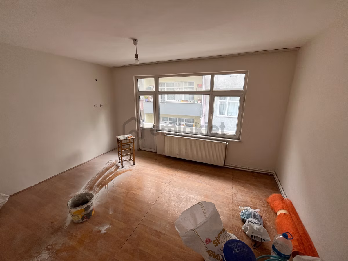 Gültepe'de Caddeye Yakın,1+1,boyalı,balkonlu,ara Kat Daire