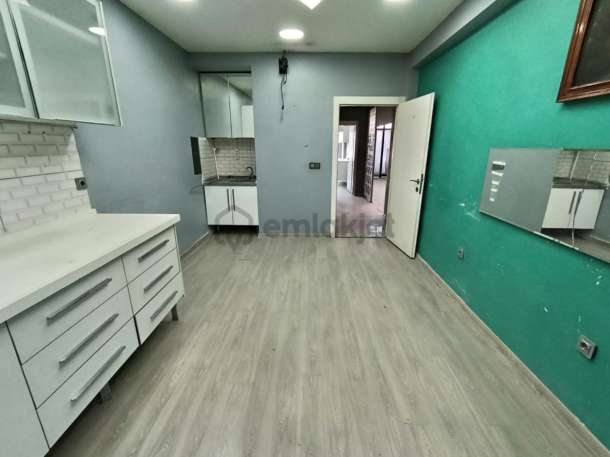 Şehir Merkezi Millet Caddesinde Satılık 7+1 Ofis - 18