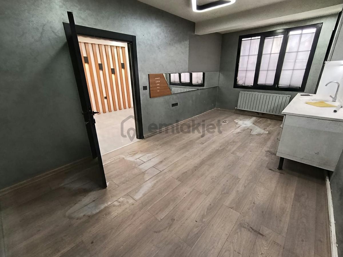 Şehir Merkezi Millet Caddesinde Satılık 7+1 Ofis - 24