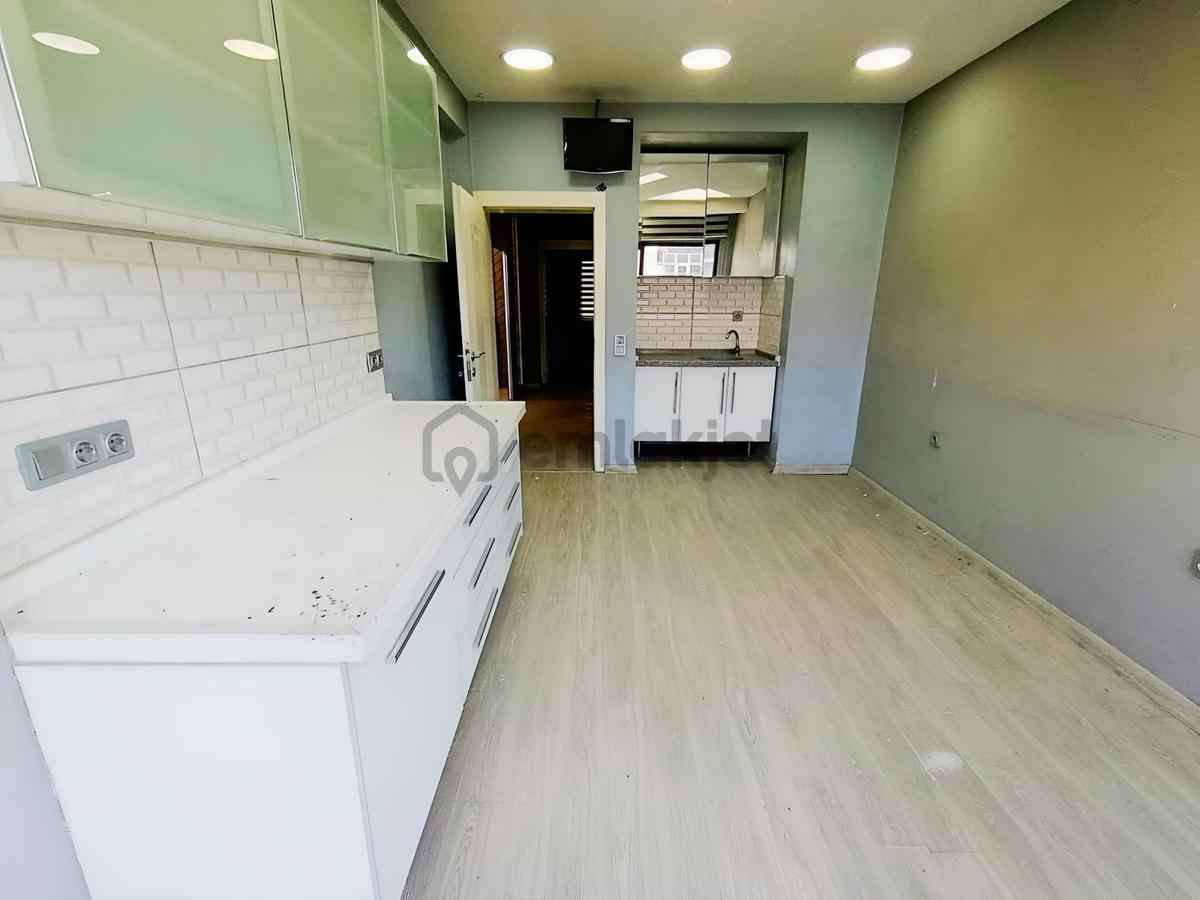 Şehir Merkezi Millet Caddesinde Satılık 7+1 Ofis - 15