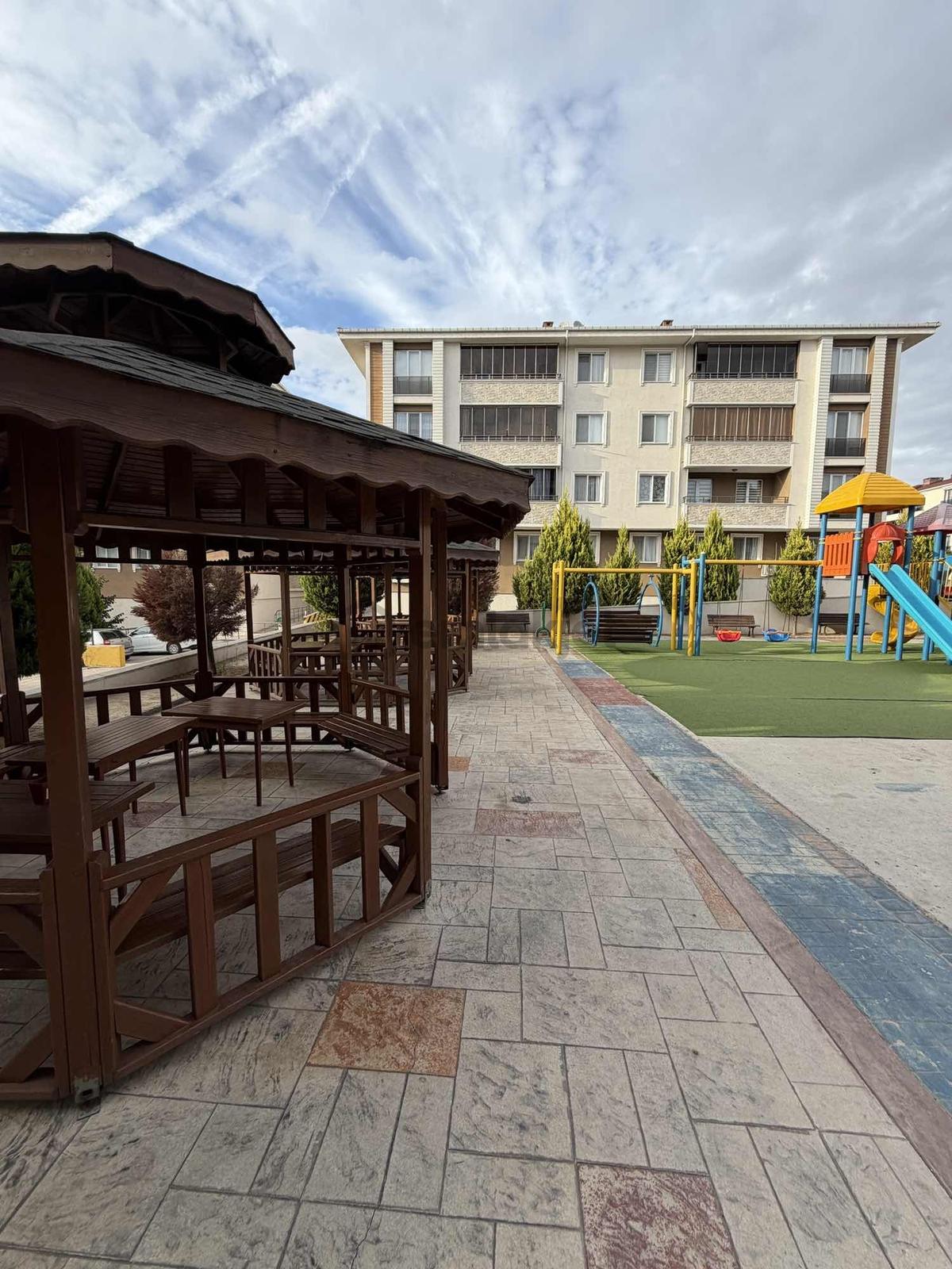Akkaya İnşatan Rumelide Site İçerisinde E.banyolu K. Otopark 3+1 - 24