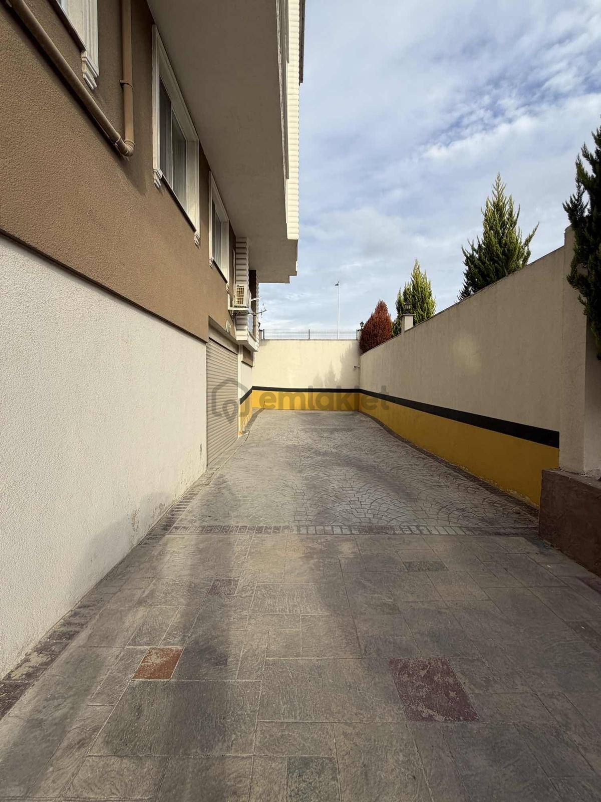 Akkaya İnşatan Rumelide Site İçerisinde E.banyolu K. Otopark 3+1 - 25