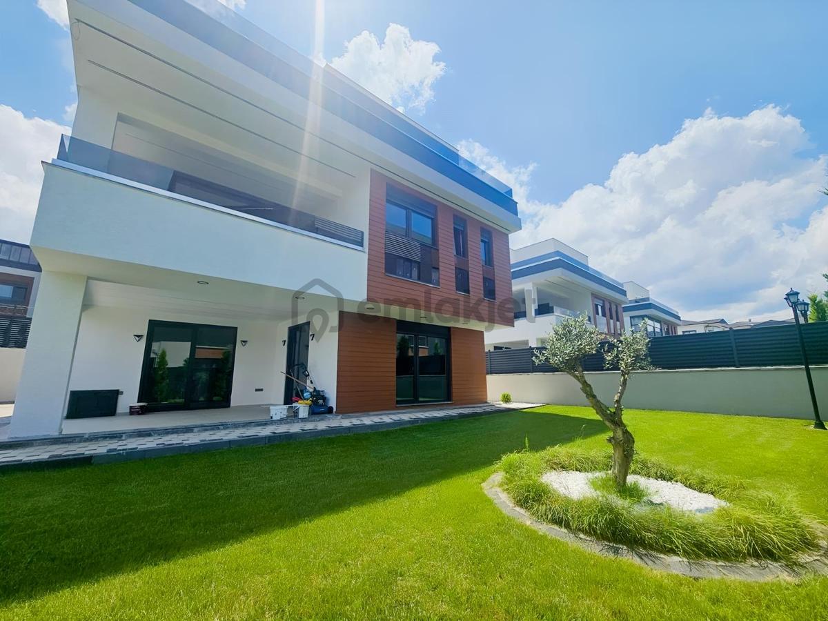 Kabaoğlunda Site İçinde 330m2 Bahçeli 360m2 Sıfır Tripleks Villa