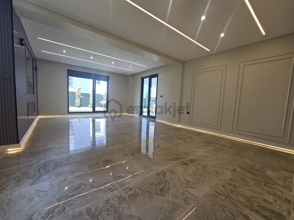 Kabaoğlunda Site İçinde 330m2 Bahçeli 360m2 Sıfır Tripleks Villa - 18