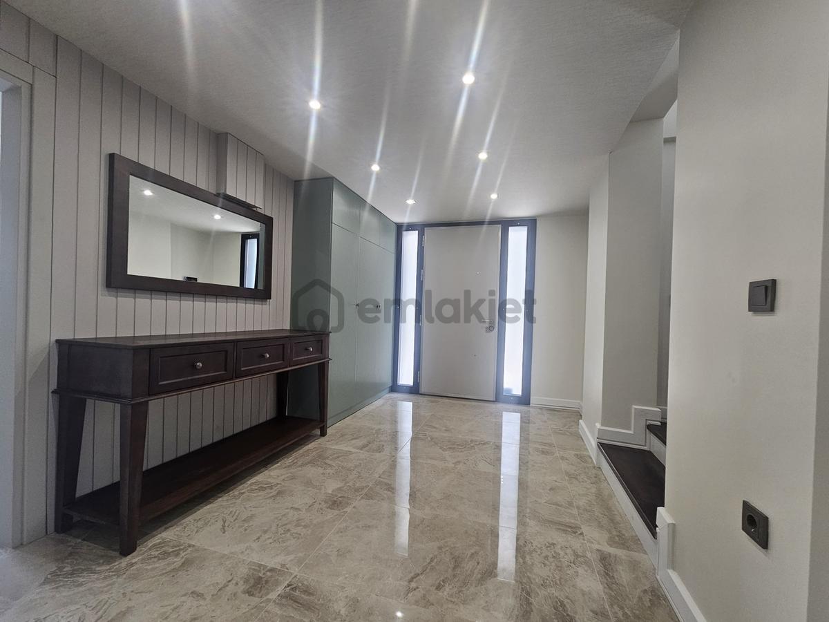Kabaoğlunda Site İçinde 330m2 Bahçeli 360m2 Sıfır Tripleks Villa - 21