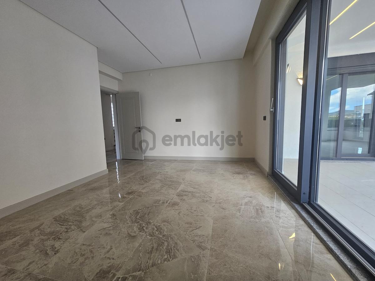 Kabaoğlunda Site İçinde 330m2 Bahçeli 360m2 Sıfır Tripleks Villa - 25