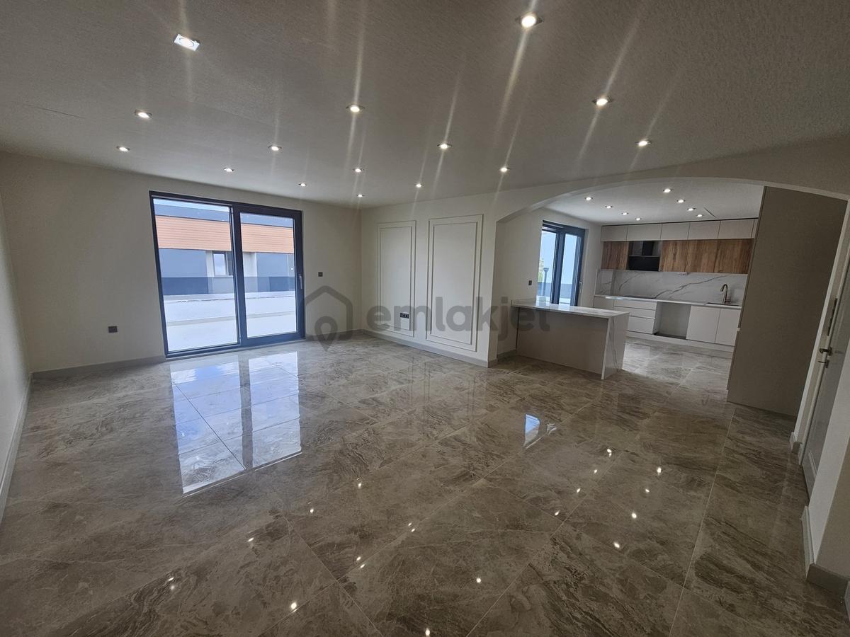 Kabaoğlunda Site İçinde 330m2 Bahçeli 360m2 Sıfır Tripleks Villa - 32