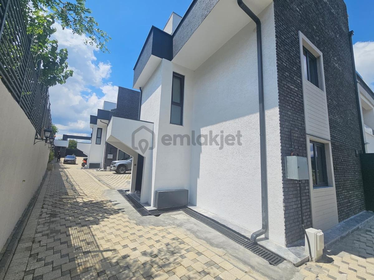 Kabaoğlunda Site İçinde 330m2 Bahçeli 360m2 Sıfır Tripleks Villa - 9