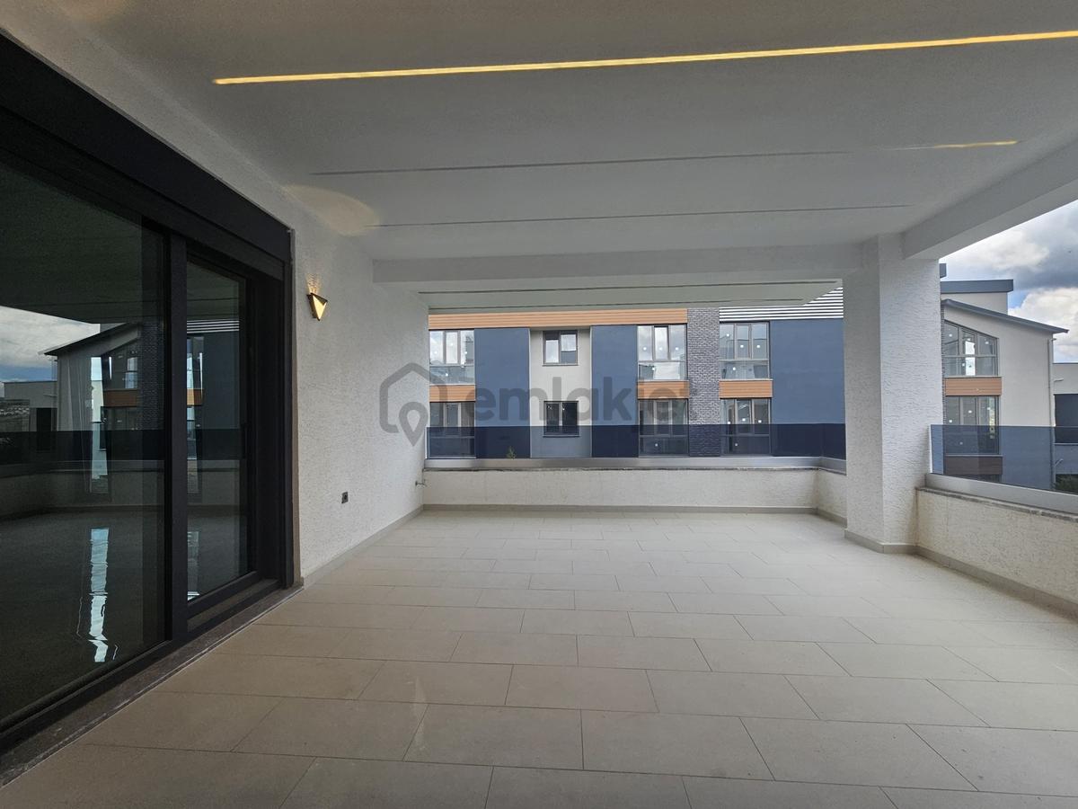 Kabaoğlunda Site İçinde 330m2 Bahçeli 360m2 Sıfır Tripleks Villa - 24