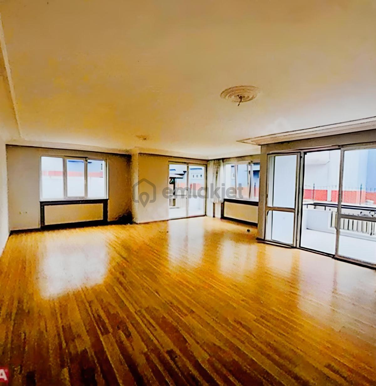 İdenova'dan Çamlıca'da Orhan Kürk Sitesinde 3+1 Kiralık - 3