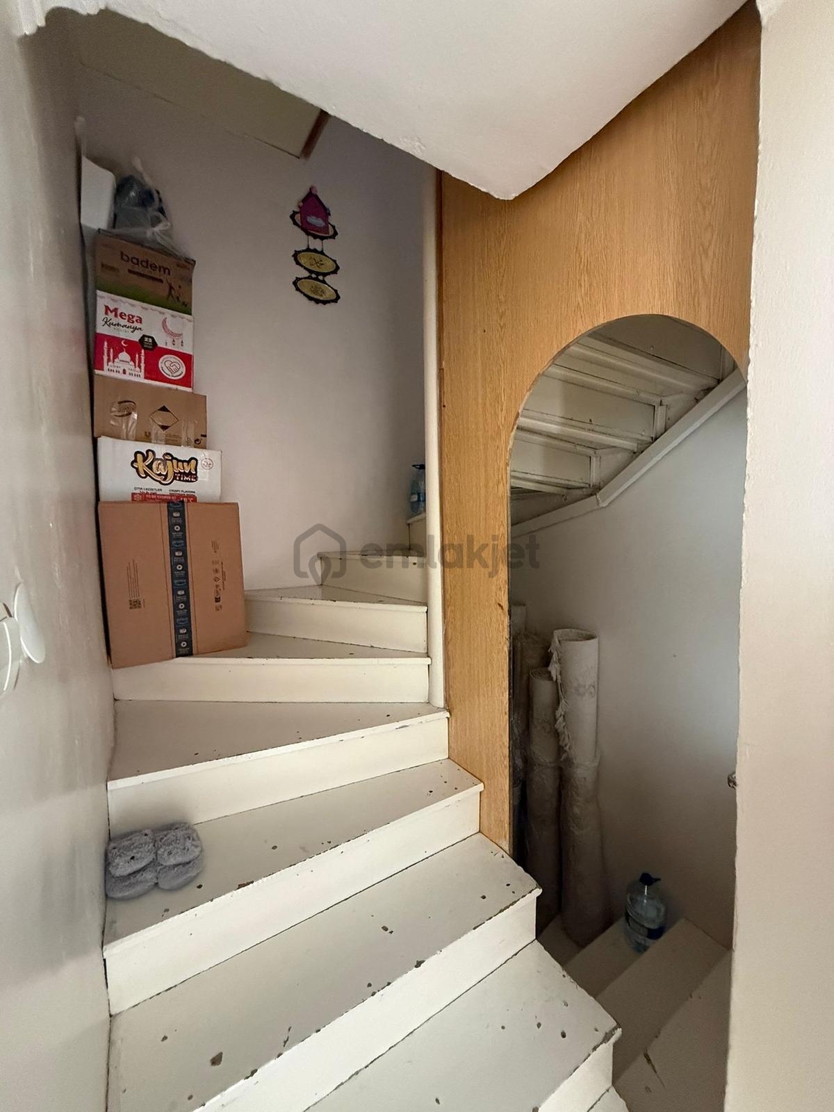 3 Katlı Müstakil Ev -katlar 85 M2 , Toplam 255 M2 + 100 M2 Bahçe - 11