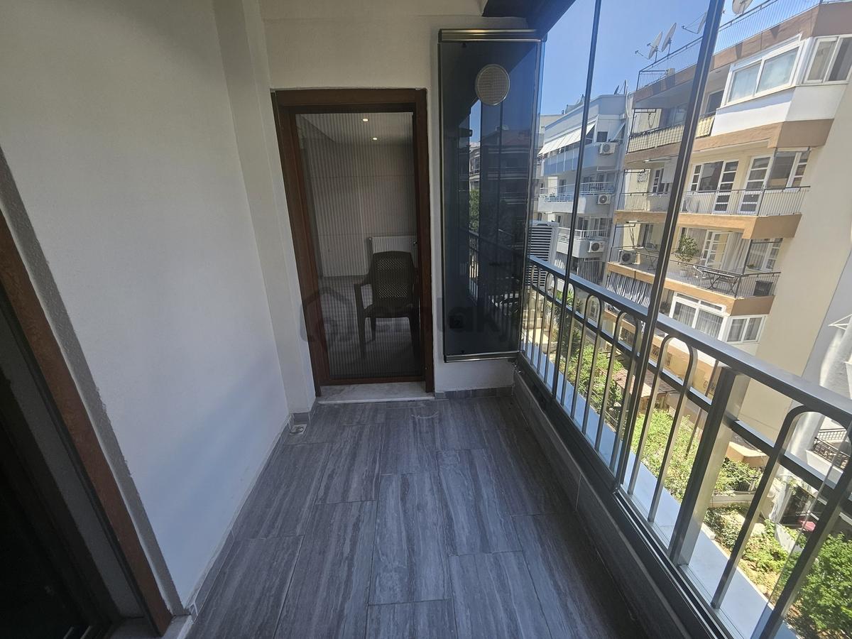 Karşıyaka Yalı Mahallesi 3+1den 2+1e Çevrilmiş Satılık Daire - 18
