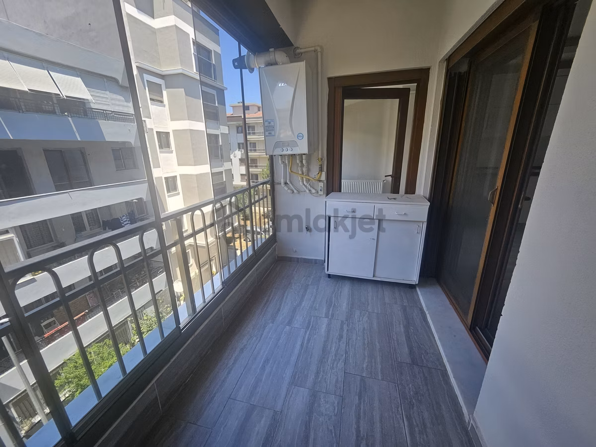 Karşıyaka Yalı Mahallesi 3+1den 2+1e Çevrilmiş Satılık Daire - 19