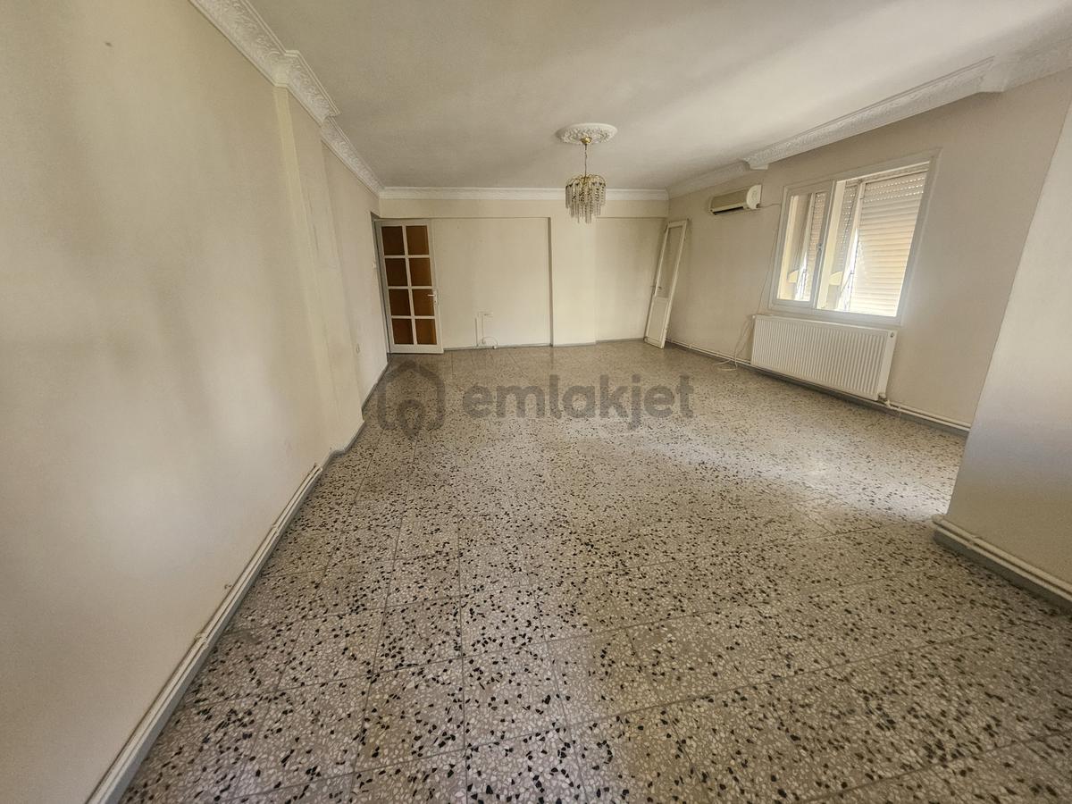 Bostanlı'da Asansörlü Doğalgazlı Geniş 3+1 Kiralık Daire - 11