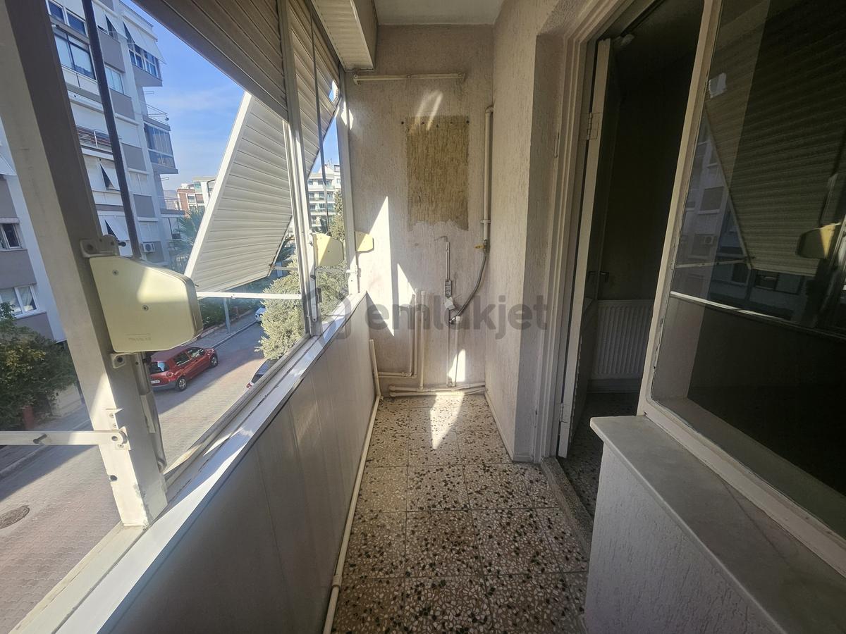 Bostanlı'da Asansörlü Doğalgazlı Geniş 3+1 Kiralık Daire - 25