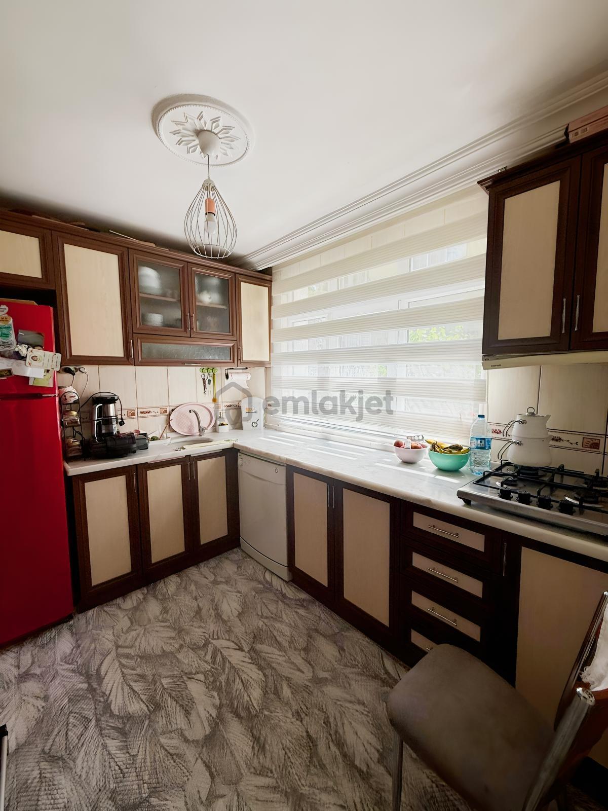 3 Katlı Müstakil Ev - Katlar 85 M2 ,toplam 255 M2 + 100 M2 Bahçe - 9