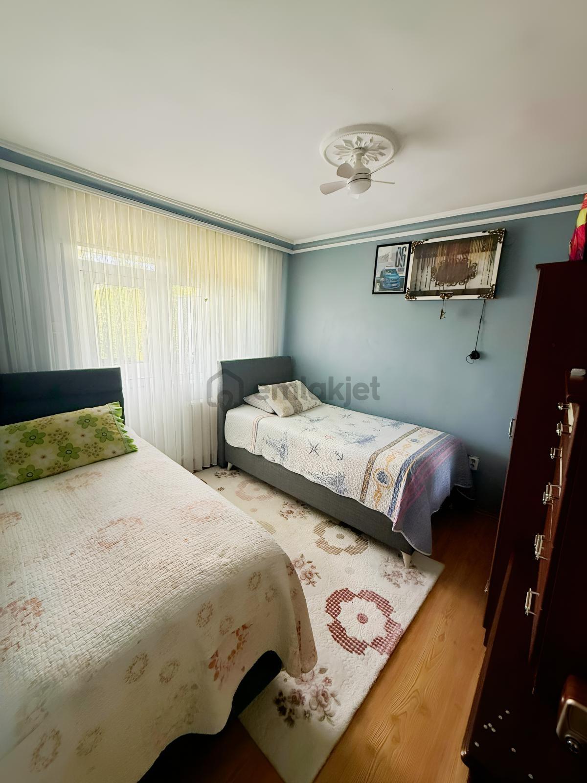3 Katlı Müstakil Ev - Katlar 85 M2 ,toplam 255 M2 + 100 M2 Bahçe - 12