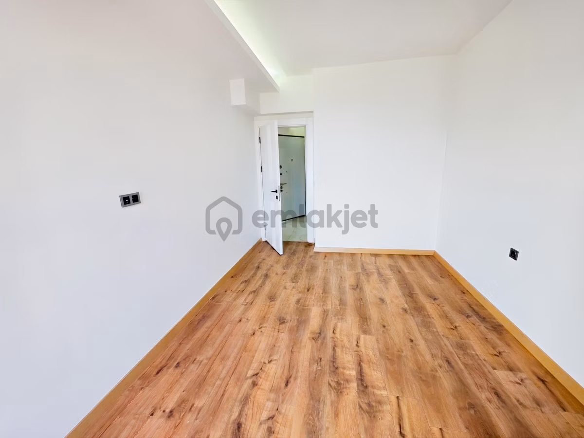 Yetişen Alır ! / Havuz Manzaralı Ara Kat / Doğalgazlı. - 15