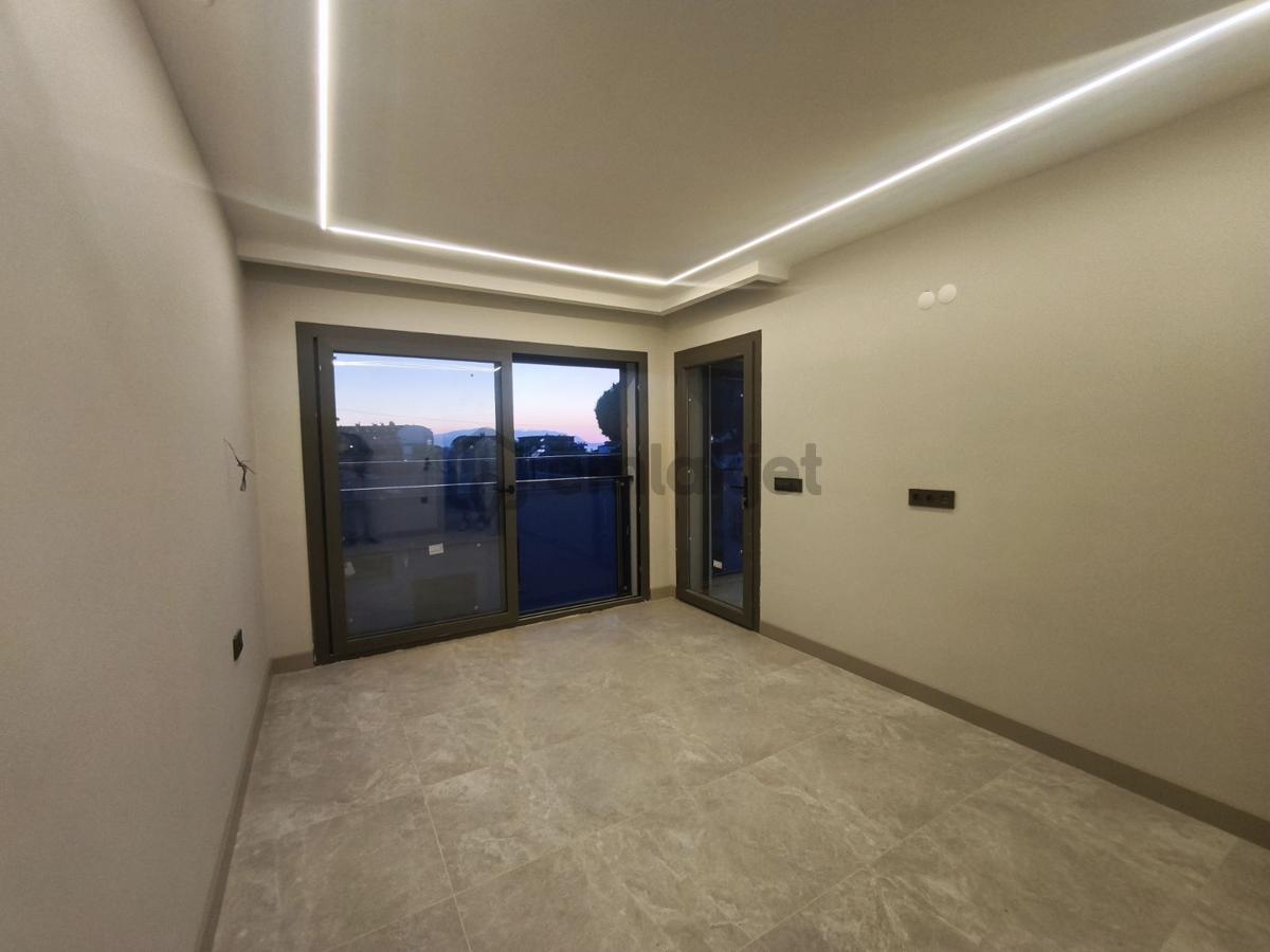 Kuşadası'nda Satılık 1+1 Daire(müstakil Kullanım-denize 200 M.) - 12