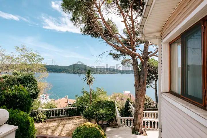 Sarıyerde Kesintisiz Boğaz Manzaralı 4+2 Müştemilatlı Villa