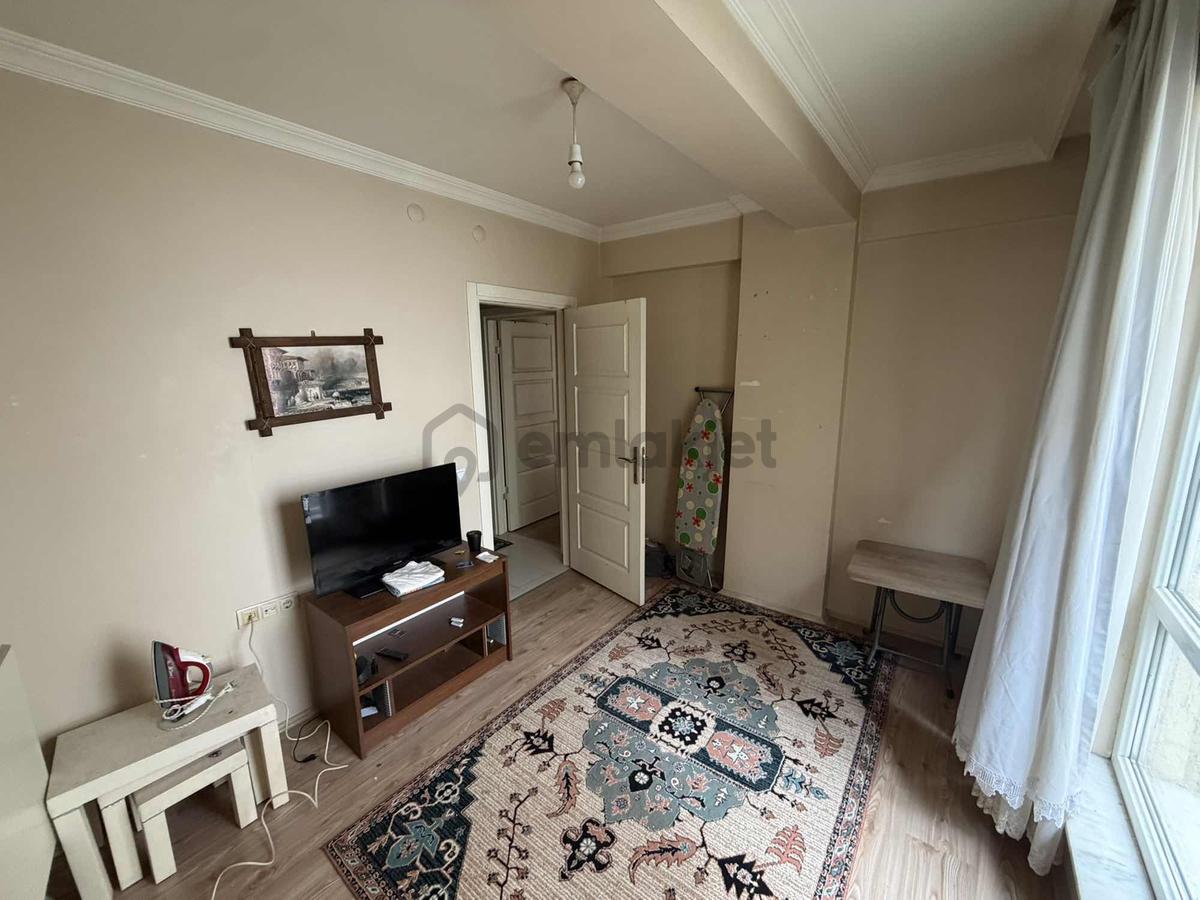 Akademi'den Balkonlu Ayrı Mutfaklı Eşyalı Kiralık 1+1