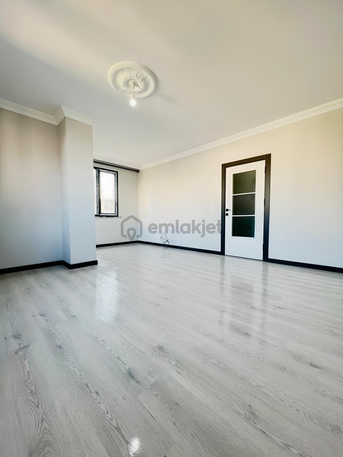 Antalya Caddesi'nde Cadde Cepheli! Oturuma Hazır Ebeveynli 2+1 - 2