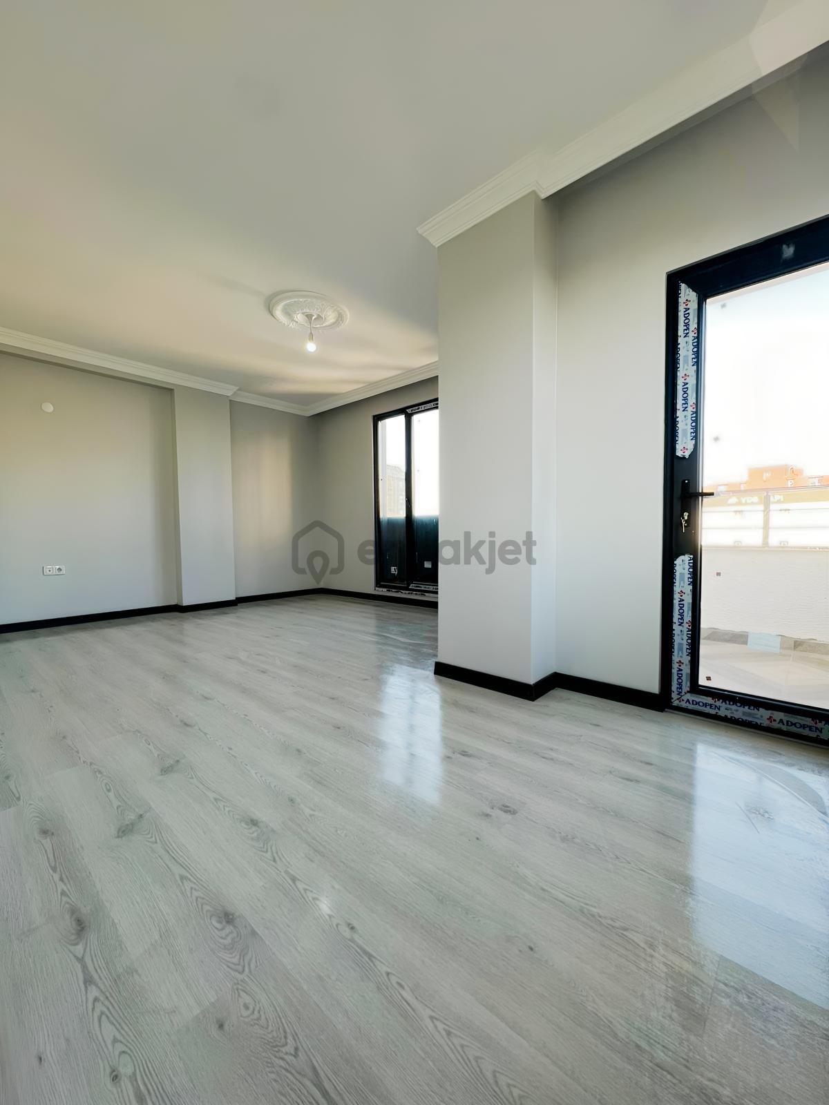 Antalya Caddesi'nde Cadde Cepheli! Oturuma Hazır Ebeveynli 2+1 - 3