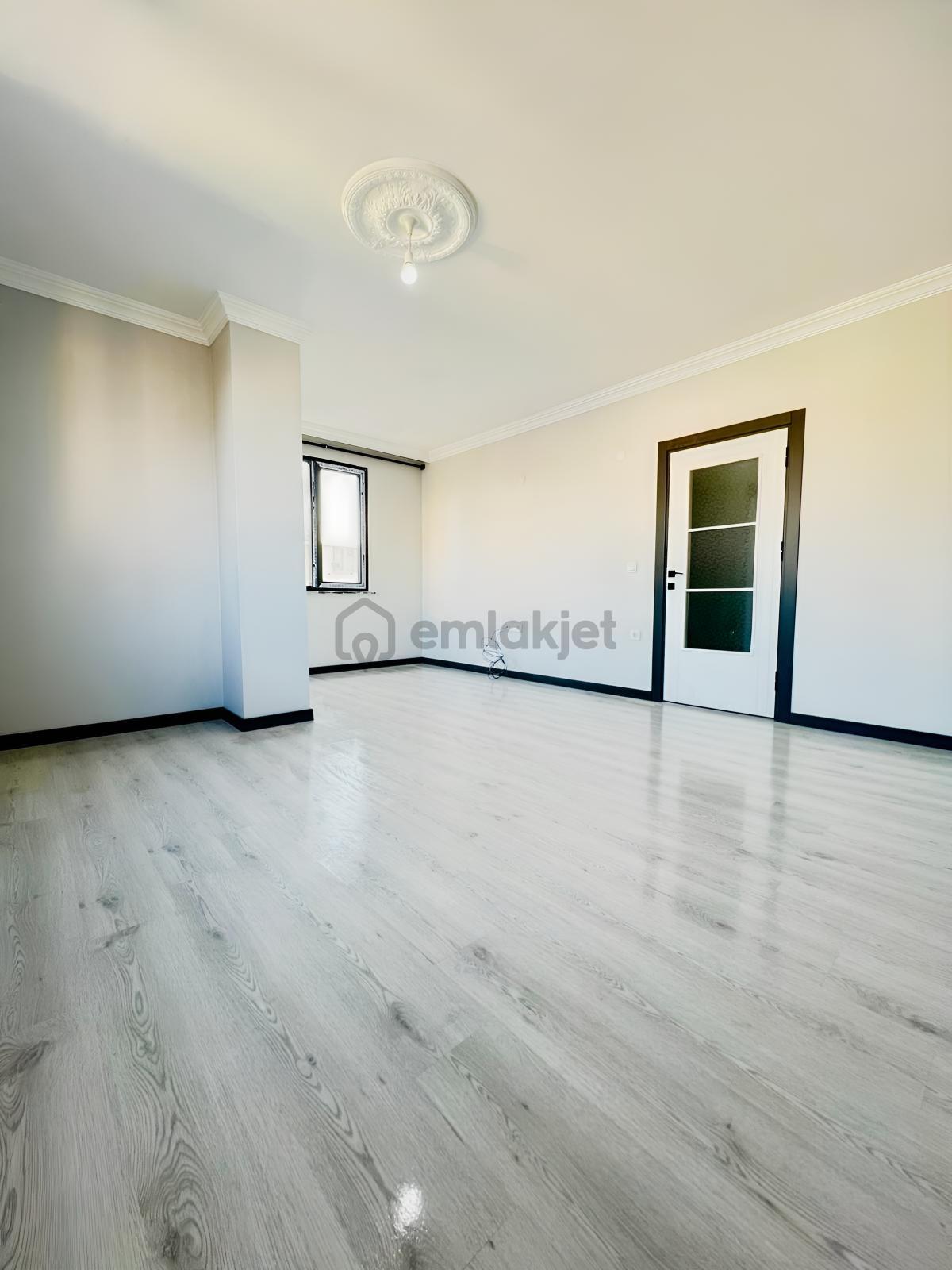 Antalya Caddesi'nde Cadde Cepheli! Oturuma Hazır Ebeveynli 2+1