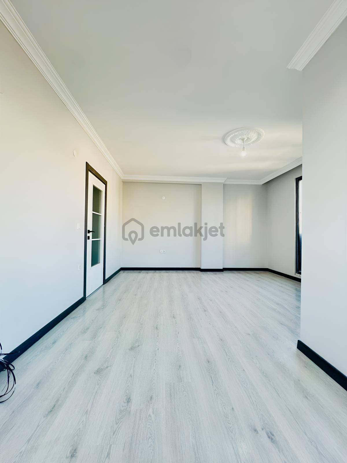 Antalya Caddesi'nde Cadde Cepheli! Oturuma Hazır Ebeveynli 2+1 - 4