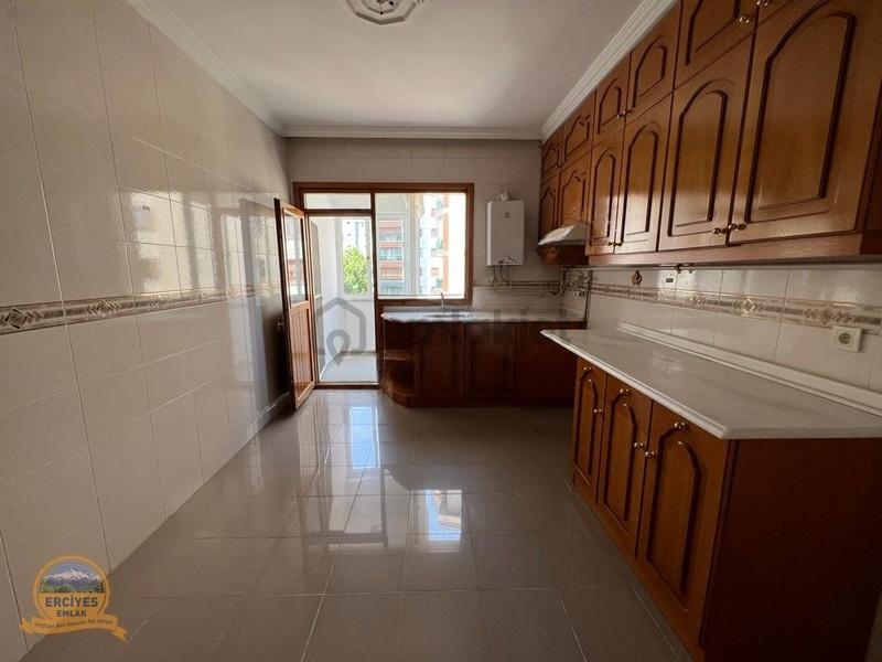 Erciyes'den Erenköy'de 3+1 Balkonlu 155 M2 Ebeveyn Banyolu - 17