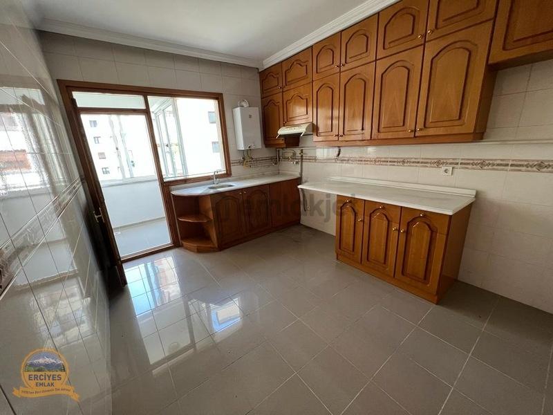 Erciyes'den Erenköy'de 3+1 Balkonlu 155 M2 Ebeveyn Banyolu - 18
