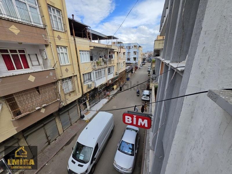 Yeşılevlerde Cadde Üzeri Kapalı Mutfak Geniş Daire