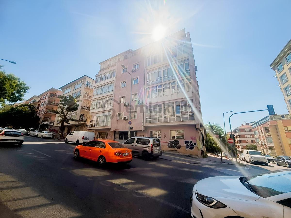 Tunalı Hilmi Caddesinde Ön Cephe 2+1 Oto Parklı Giriş Kat