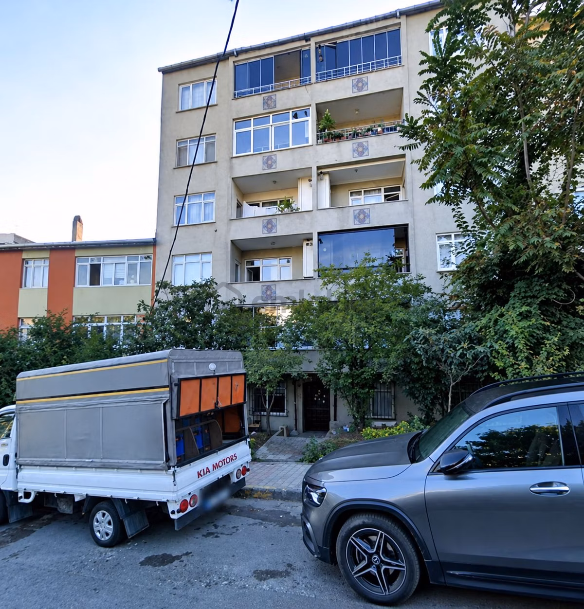 3+1 Daire, 2 Büyük Balkonu Var Ön Balkon Pimapenli Metroya 15 Dk. Yürüme Mesafesinde
